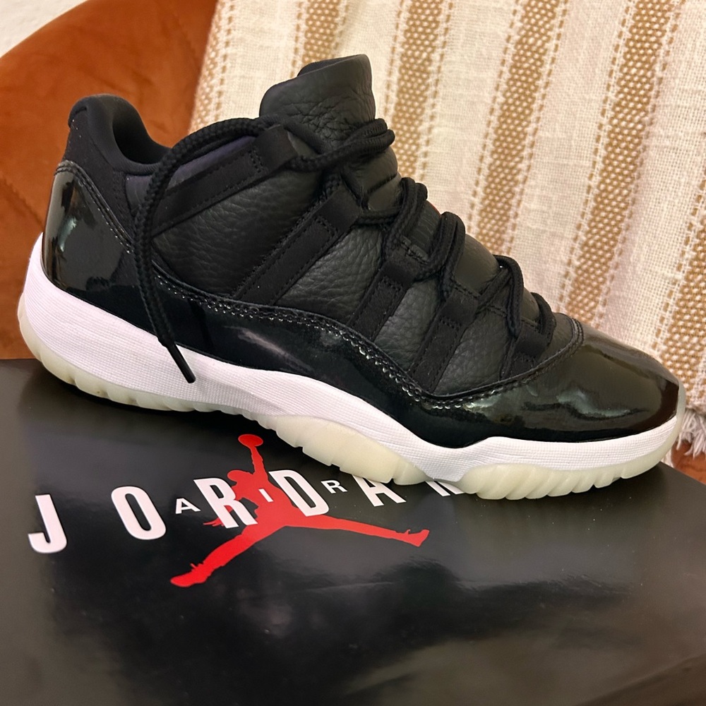 Jordan 11 retro low 72-10  size 9